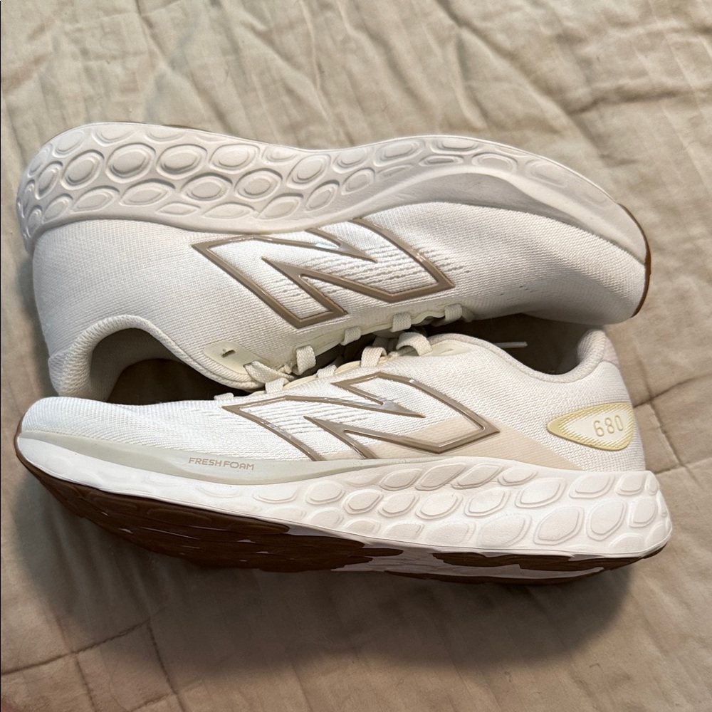 New Balance 680 Fresh Foam Women's White and Gold Running Shoes *No Box* - Picture 2 of 8